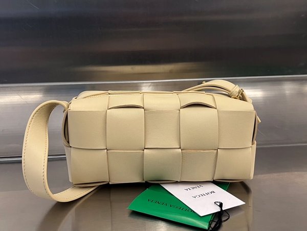 보테가베네타 스몰 브릭 카세트백 [매장가 312만원대]