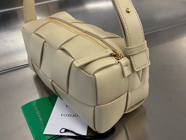 보테가베네타 스몰 브릭 카세트백 [매장가 312만원대]