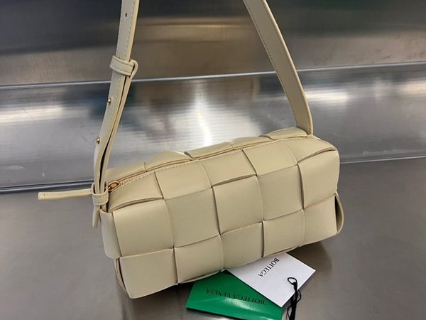 보테가베네타 스몰 브릭 카세트백 [매장가 312만원대]