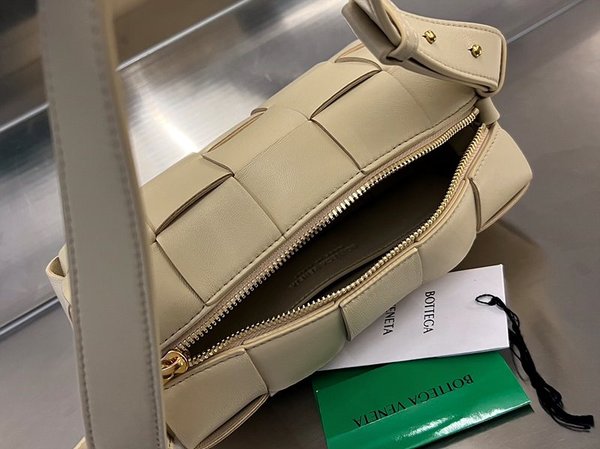 보테가베네타 스몰 브릭 카세트백 [매장가 312만원대]