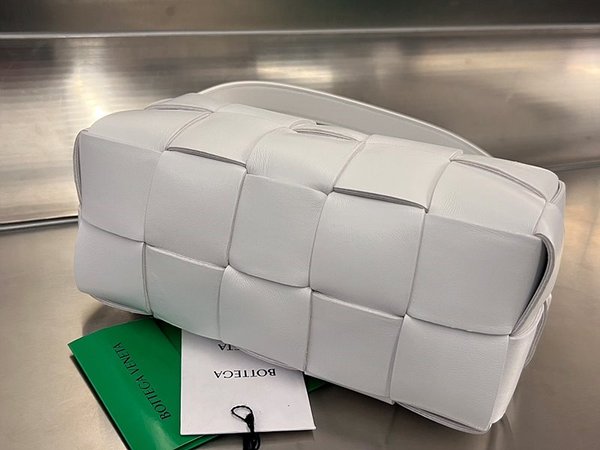 보테가베네타 스몰 브릭 카세트백 [매장가 312만원대]