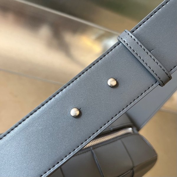 보테가베네타 스몰 브릭 카세트백 [매장가 347만원대]