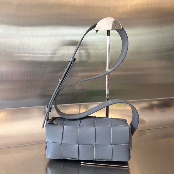 보테가베네타 스몰 브릭 카세트백 [매장가 347만원대]