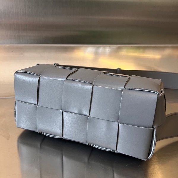 보테가베네타 스몰 브릭 카세트백 [매장가 347만원대]