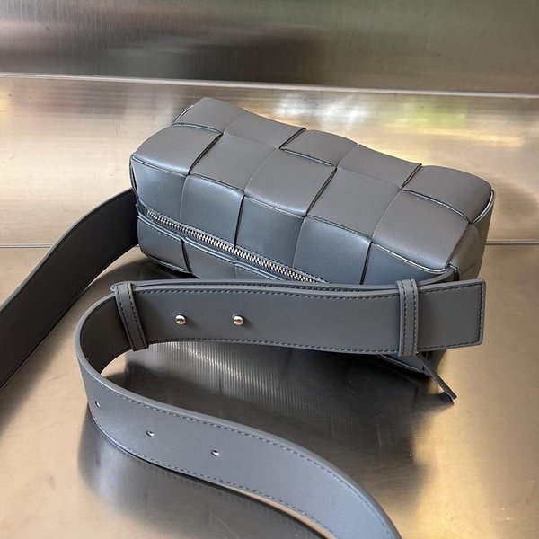 보테가베네타 스몰 브릭 카세트백 [매장가 347만원대]