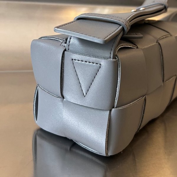 보테가베네타 스몰 브릭 카세트백 [매장가 347만원대]