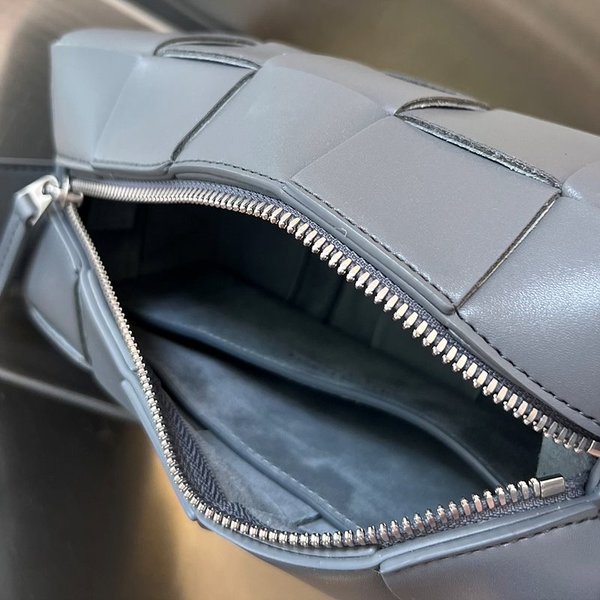 보테가베네타 스몰 브릭 카세트백 [매장가 347만원대]