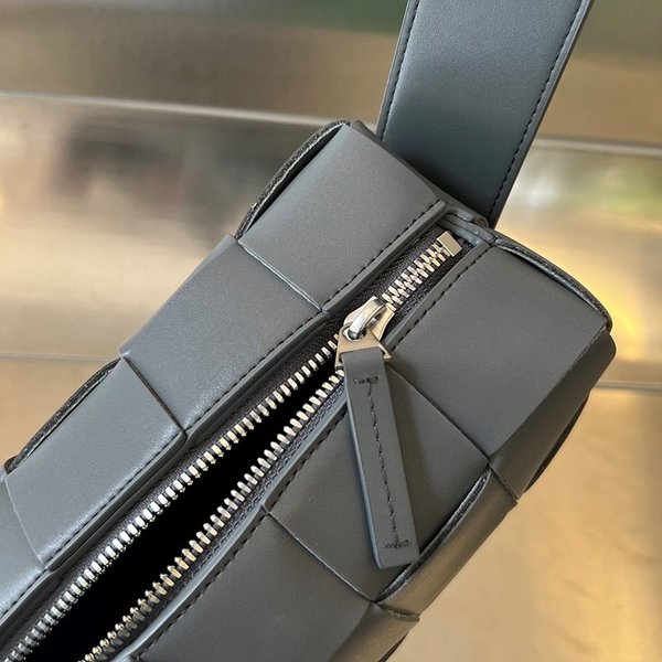 보테가베네타 스몰 브릭 카세트백 [매장가 347만원대]