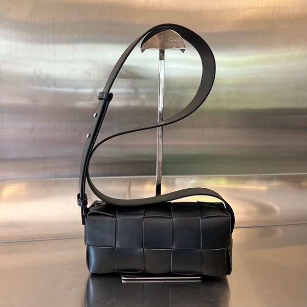 보테가베네타 스몰 브릭 카세트백 [매장가 347만원대]