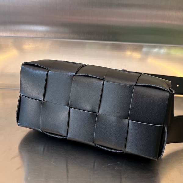 보테가베네타 스몰 브릭 카세트백 [매장가 347만원대]