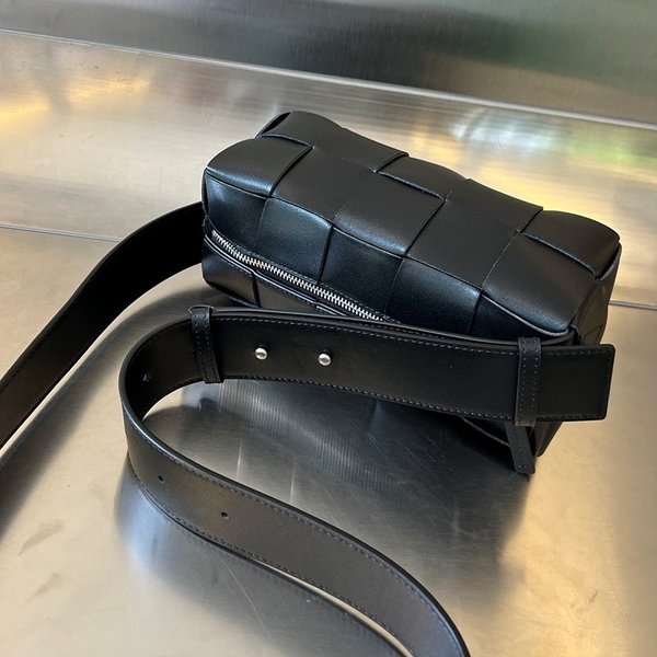 보테가베네타 스몰 브릭 카세트백 [매장가 347만원대]