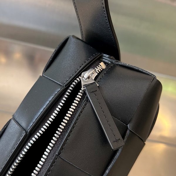 보테가베네타 스몰 브릭 카세트백 [매장가 347만원대]