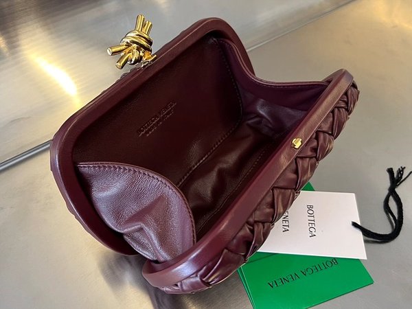 보테가베네타 램스킨 놋 클러치 [매장가 551만원대]