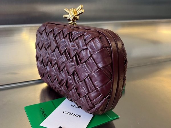 보테가베네타 램스킨 놋 클러치 [매장가 551만원대]