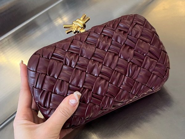 보테가베네타 램스킨 놋 클러치 [매장가 551만원대]