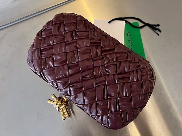 보테가베네타 램스킨 놋 클러치 [매장가 551만원대]