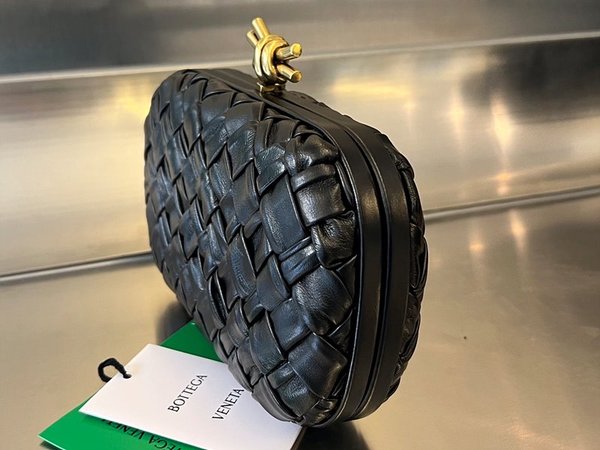 보테가베네타 램스킨 놋 클러치 [매장가 551만원대]