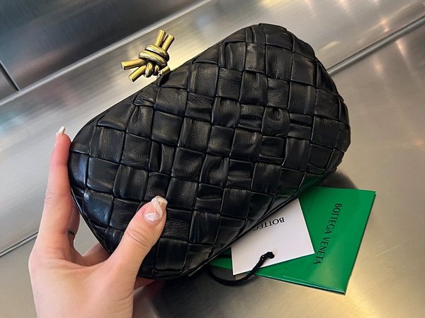 보테가베네타 램스킨 놋 클러치 [매장가 551만원대]