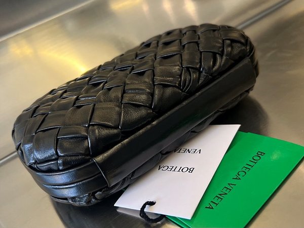 보테가베네타 램스킨 놋 클러치 [매장가 551만원대]