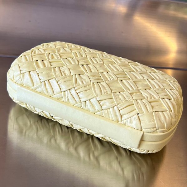 보테가베네타 램스킨 놋 클러치 [매장가 551만원대]