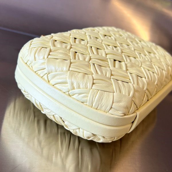 보테가베네타 램스킨 놋 클러치 [매장가 551만원대]