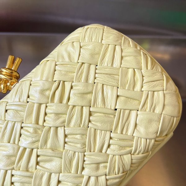 보테가베네타 램스킨 놋 클러치 [매장가 551만원대]