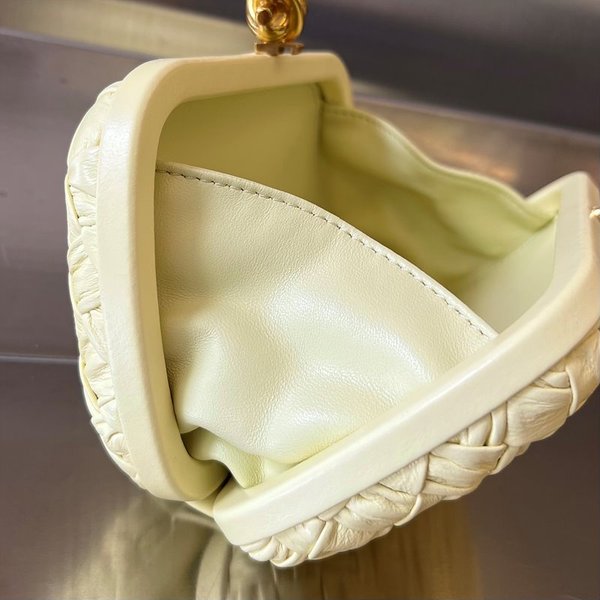 보테가베네타 램스킨 놋 클러치 [매장가 551만원대]