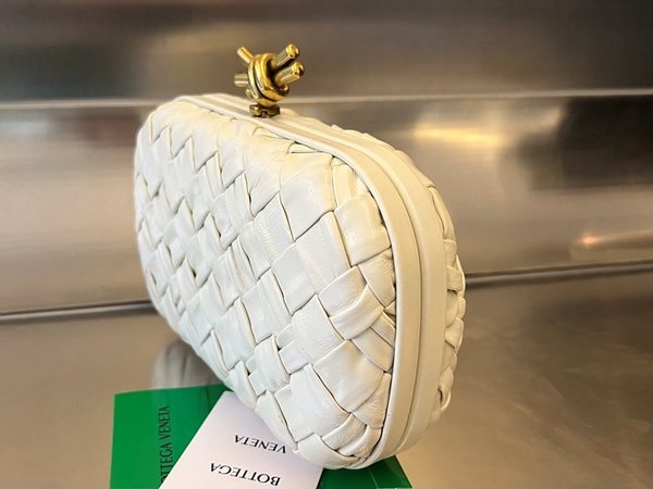 보테가베네타 램스킨 놋 클러치 [매장가 551만원대]