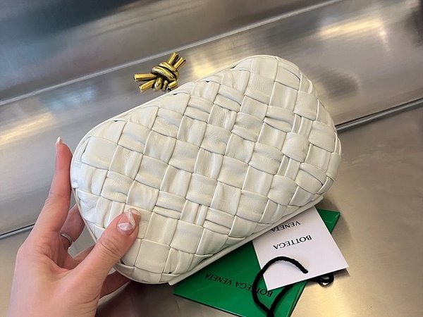 보테가베네타 램스킨 놋 클러치 [매장가 551만원대]