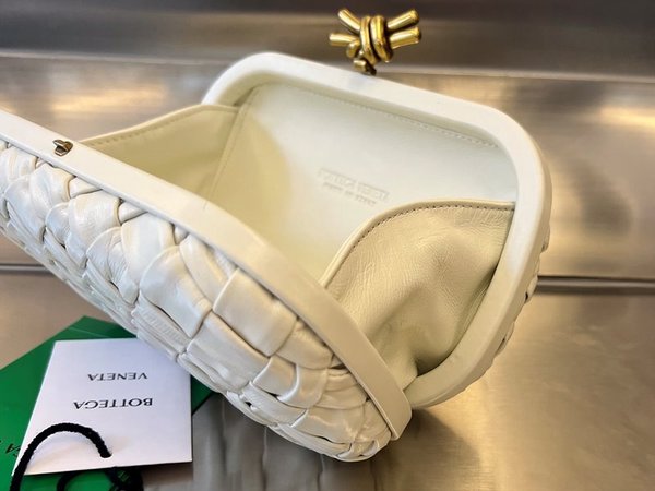 보테가베네타 램스킨 놋 클러치 [매장가 551만원대]