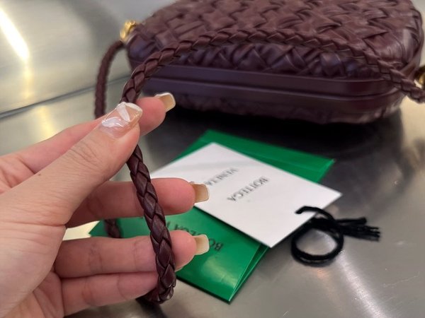 보테가베네타 램스킨 놋 미노디에르 [매장가 578만원대]