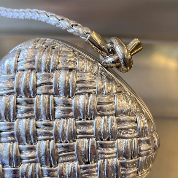 보테가베네타 램스킨 놋 미노디에르 [매장가 578만원대]