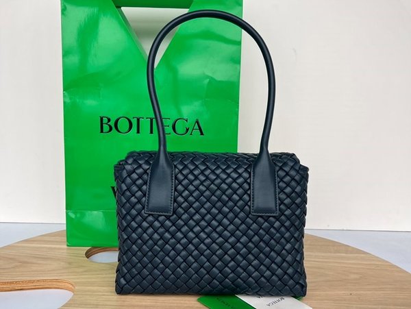 보테가베네타 패티 탑 핸들백 [매장가 698만원대]