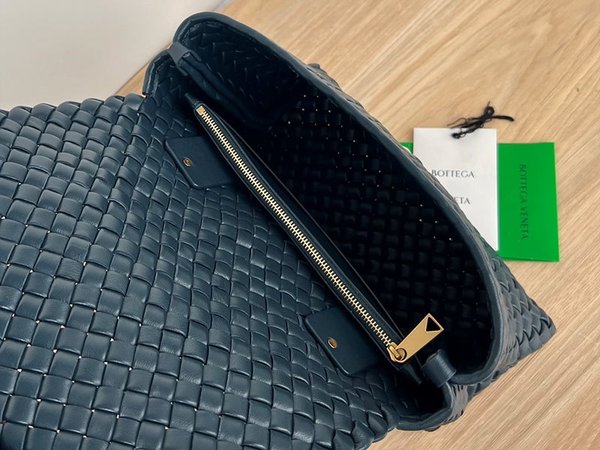 보테가베네타 패티 탑 핸들백 [매장가 698만원대]