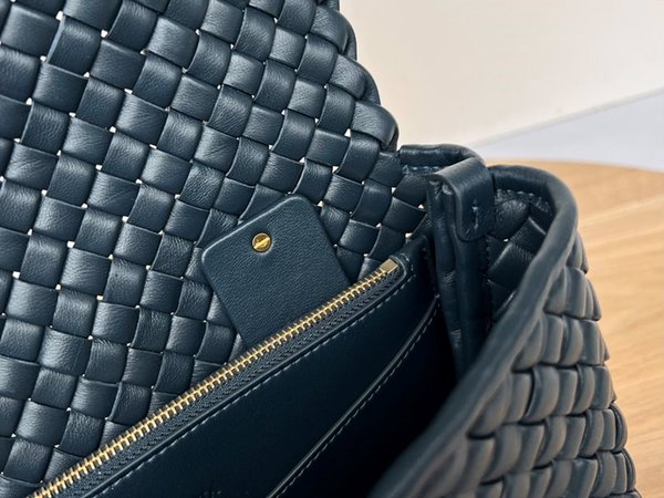 보테가베네타 패티 탑 핸들백 [매장가 698만원대]