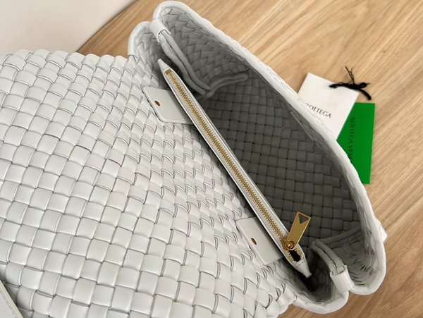 보테가베네타 패티 탑 핸들백 [매장가 698만원대]