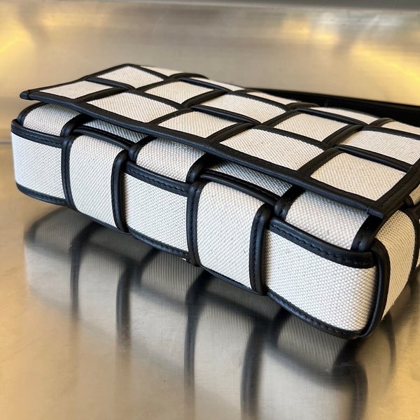 보테가베네타 카세트백 [매장가 324만원대]