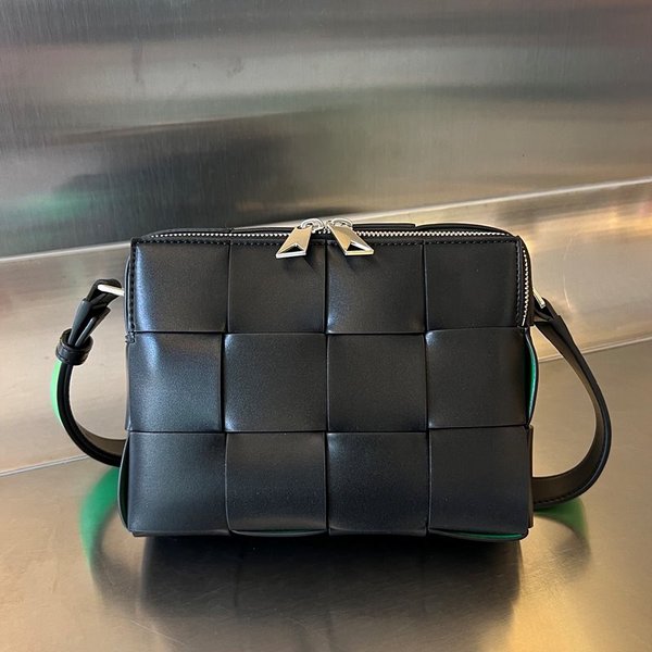 보테가베네타 카세트 카메라 백 [매장가 303만원대]