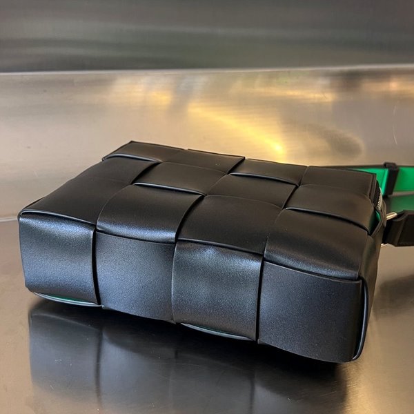 보테가베네타 카세트 카메라 백 [매장가 303만원대]