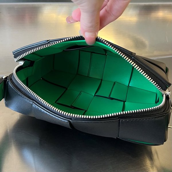 보테가베네타 카세트 카메라 백 [매장가 303만원대]