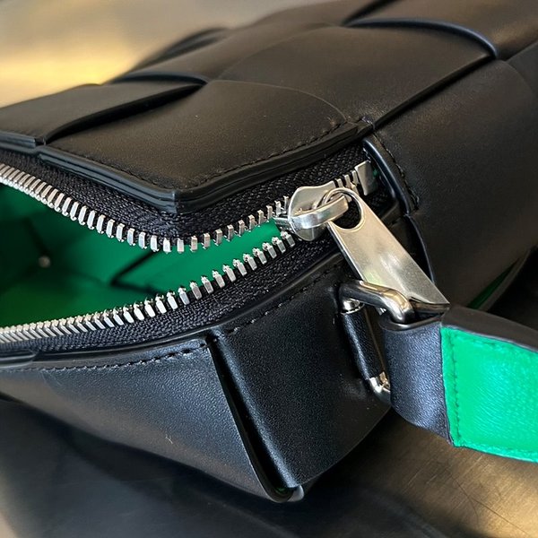 보테가베네타 카세트 카메라 백 [매장가 303만원대]