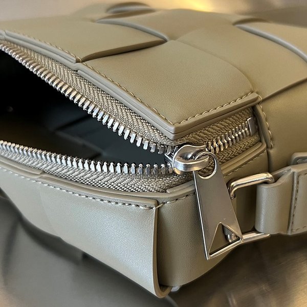 보테가베네타 카세트 카메라 백 [매장가 303만원대]