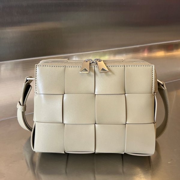 보테가베네타 카세트 카메라 백 [매장가 303만원대]