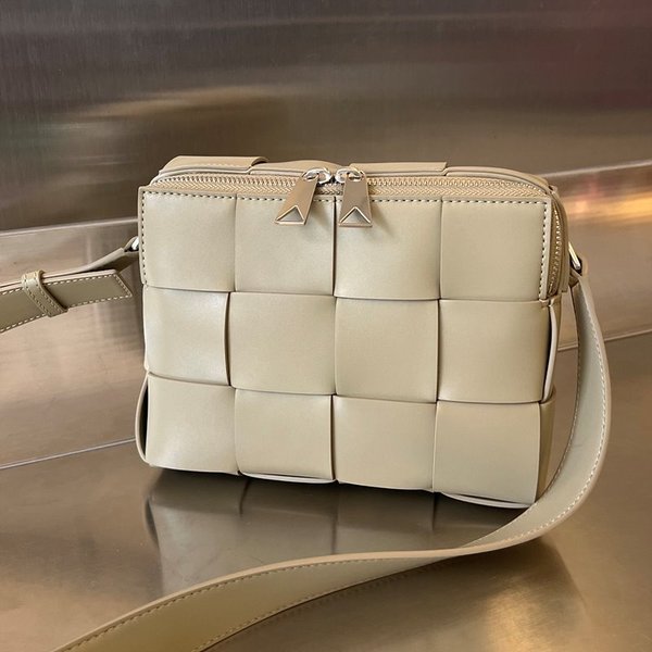 보테가베네타 카세트 카메라 백 [매장가 303만원대]