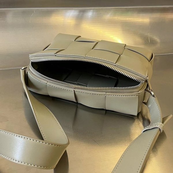 보테가베네타 카세트 카메라 백 [매장가 303만원대]