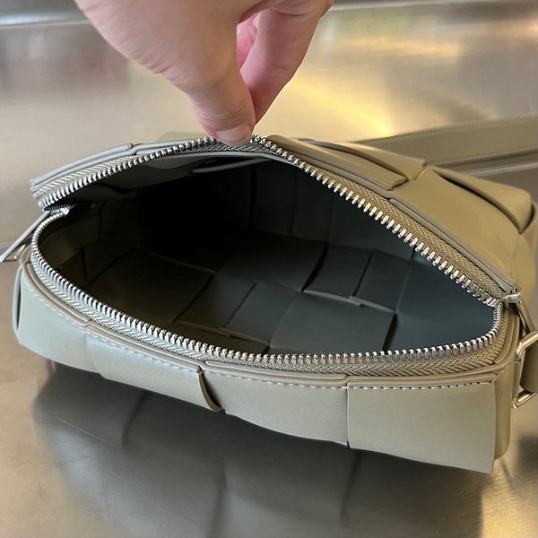 보테가베네타 카세트 카메라 백 [매장가 303만원대]