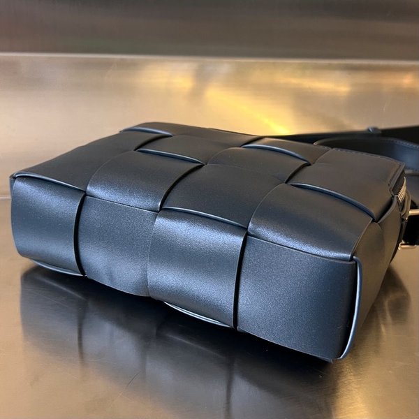 보테가베네타 카세트 카메라 백 [매장가 303만원대]