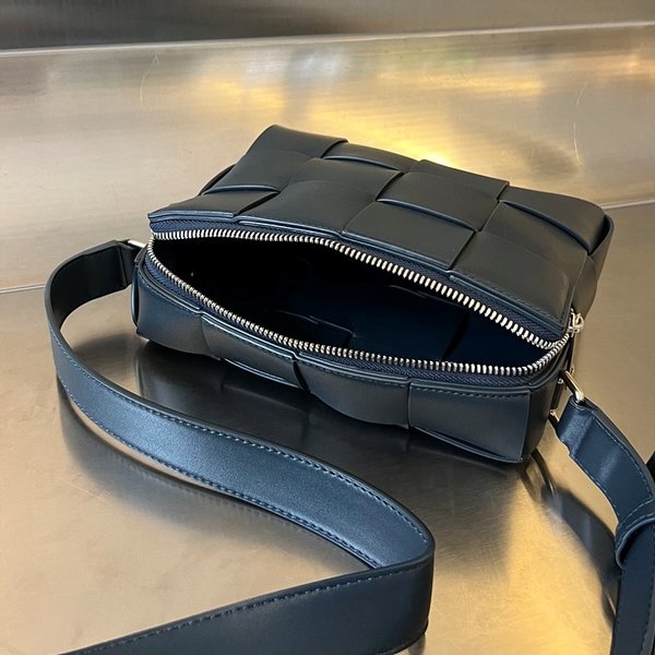 보테가베네타 카세트 카메라 백 [매장가 303만원대]