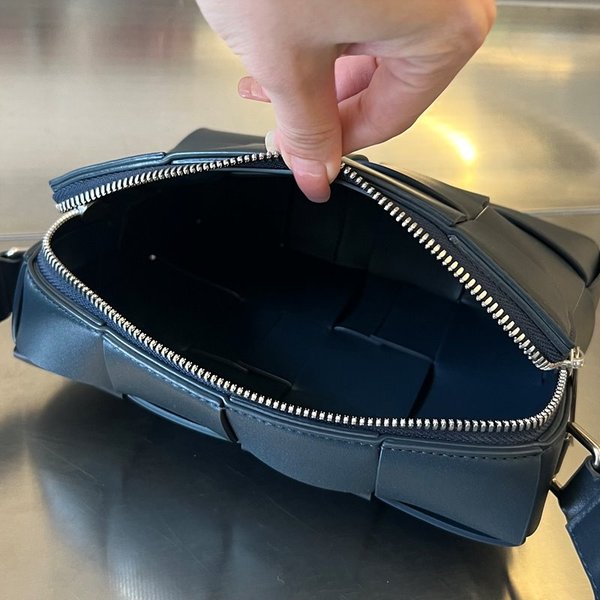 보테가베네타 카세트 카메라 백 [매장가 303만원대]