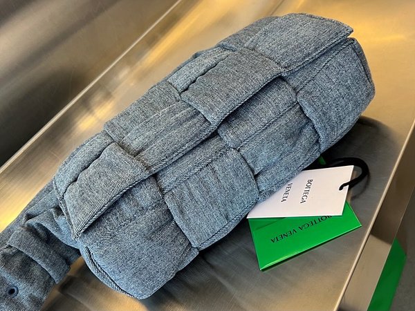 보테가베네타 패디드 테크 카세트백 [매장가 300만원대]